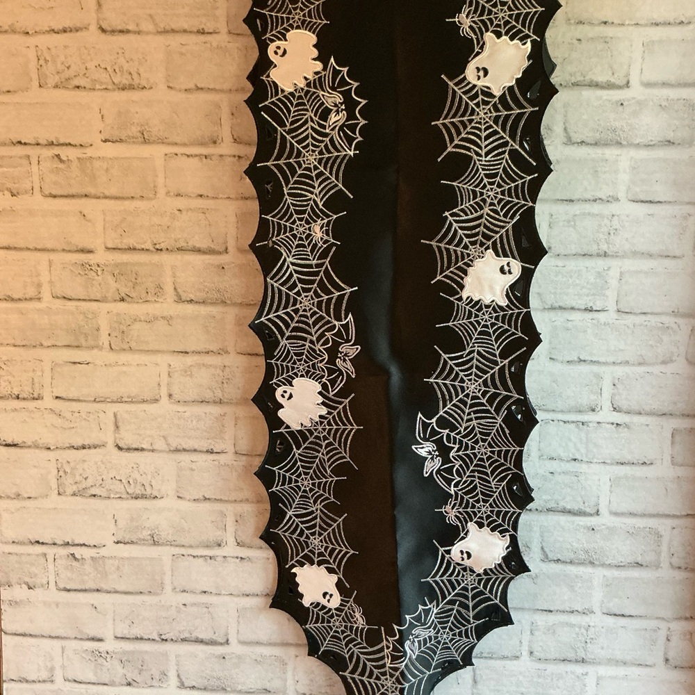 Chlophy Embroidered Spider Webs Spiders Ghosts & Bats Halloween Table Runner
